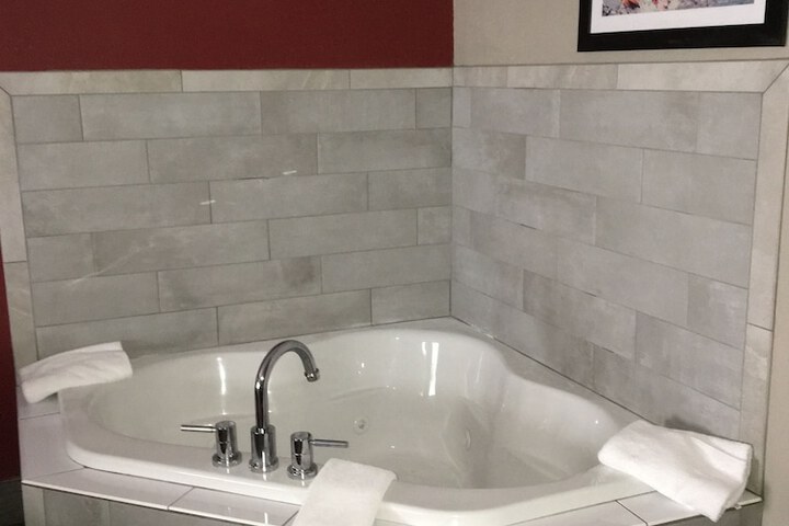 Deep soaking bathtub
