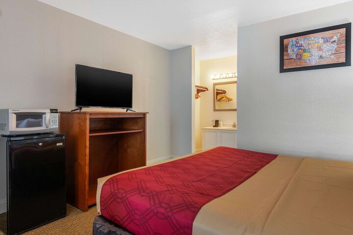1 King Bed (10 of 14)