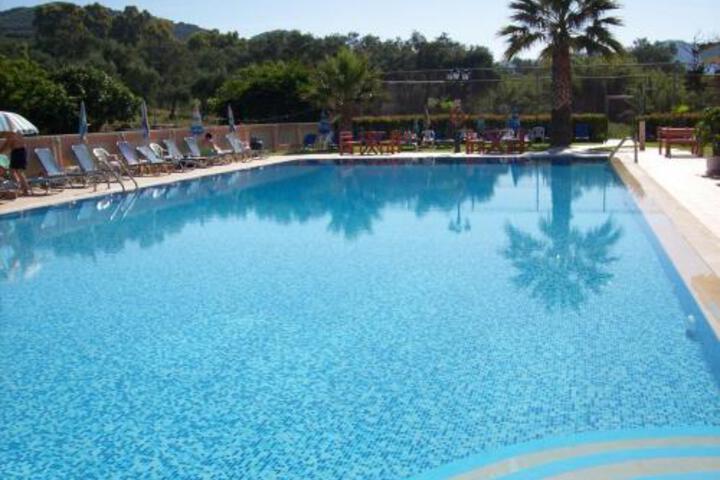 Thomas Bay Hotel