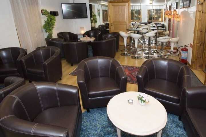 Lounge 22 of 35
