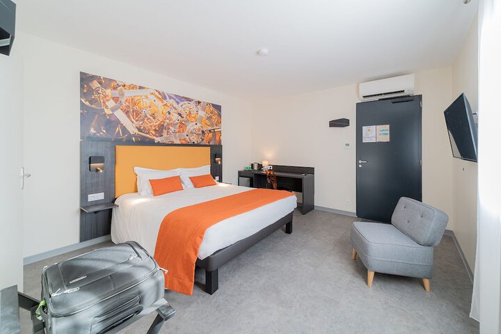 Room 10 of 28
