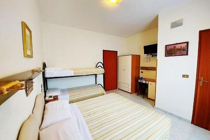 Room 9 of 28
