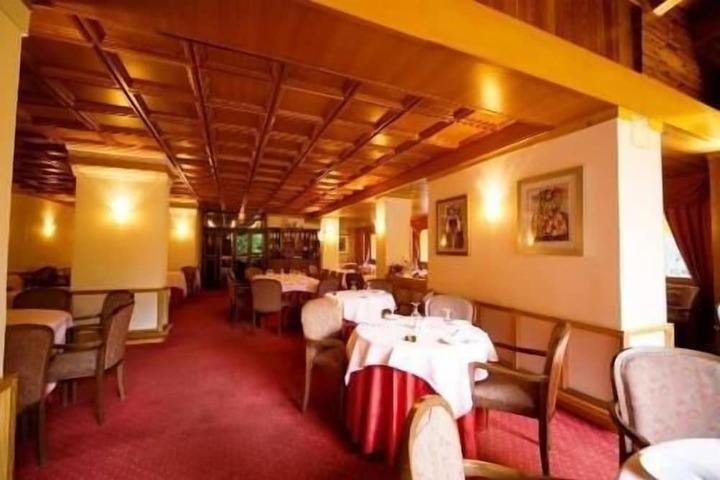 Dining 40 of 57