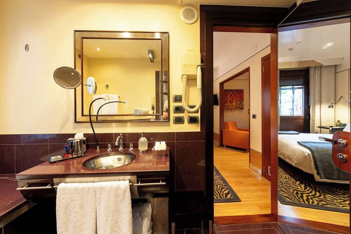 Room 80 of 119