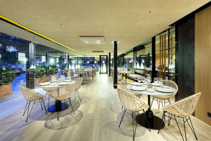 Dining 53 of 96