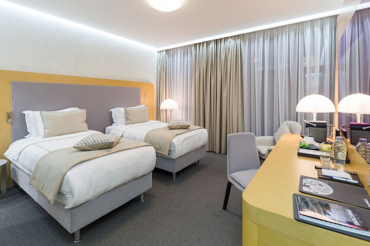 Room 9 of 42