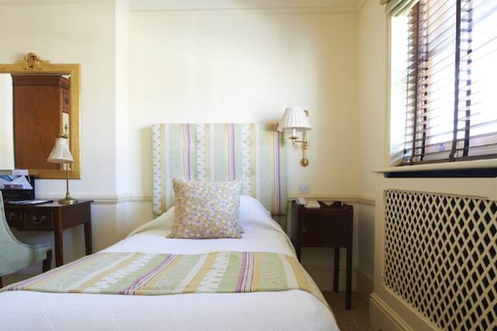 Room 8 of 107