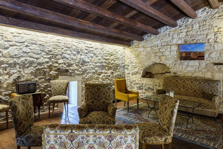 Lobby lounge