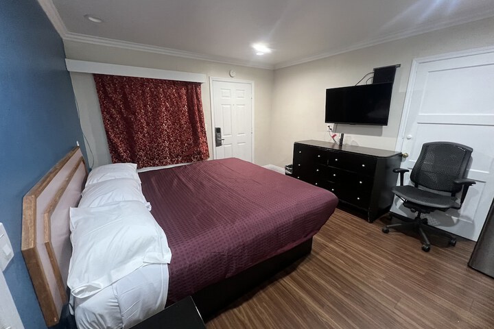 Deluxe King Bed (22 of 28)