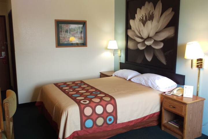 1 Queen Bed Accessible Room (4 of 25)