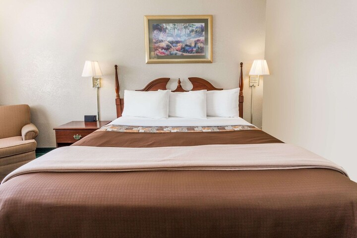 1 King Bed (2 of 6)