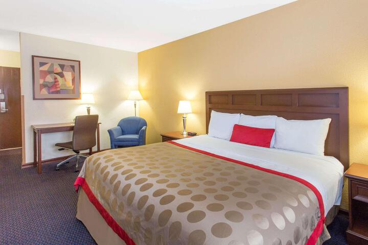 1 King Bed (3 of 10)