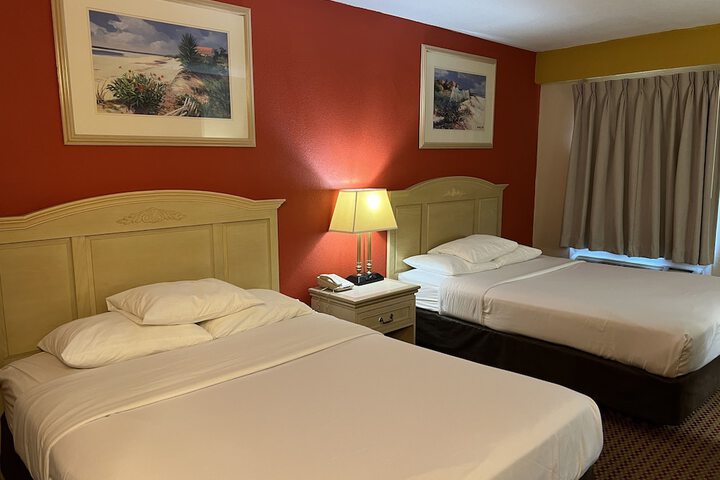 2 Queen Beds (1 of 13)