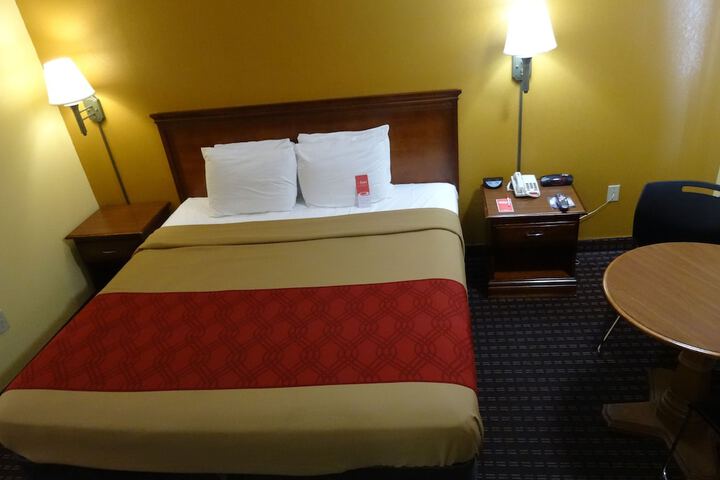 1 King Bed (5 of 12)
