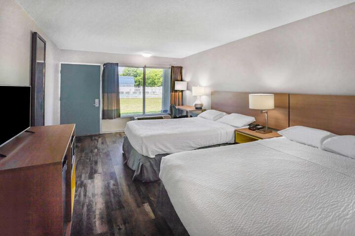 1 King Bed (6 of 10)