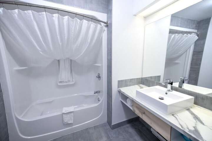 Deluxe Suite (6 of 9)