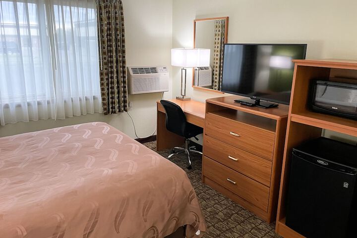 Deluxe Queen Bed (14 of 24)