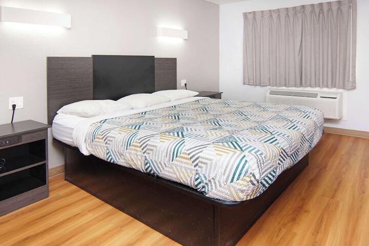 1 King Bed Micfridge (5 of 6)
