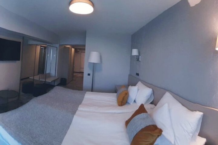 Room 4 of 33