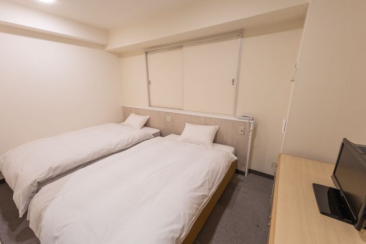Room 11 of 48