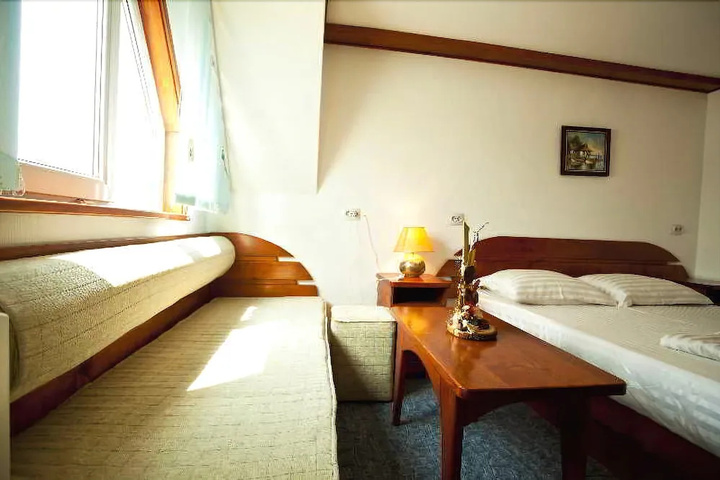 Room 4 of 10