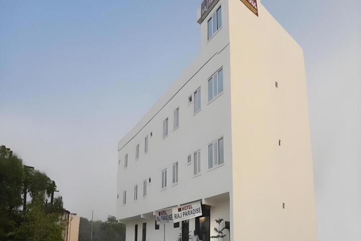 Hotel Raj Paradise