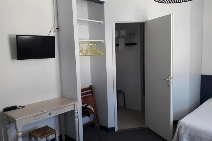 Room 2 of 10