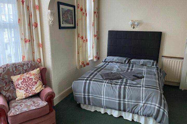 Room 4 of 12