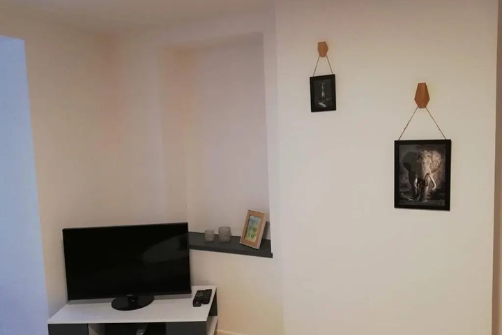 Room 2 of 8