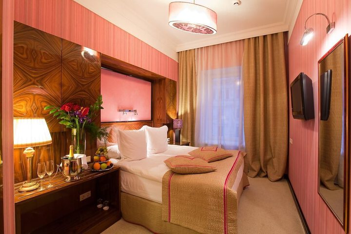 Room 8 of 172