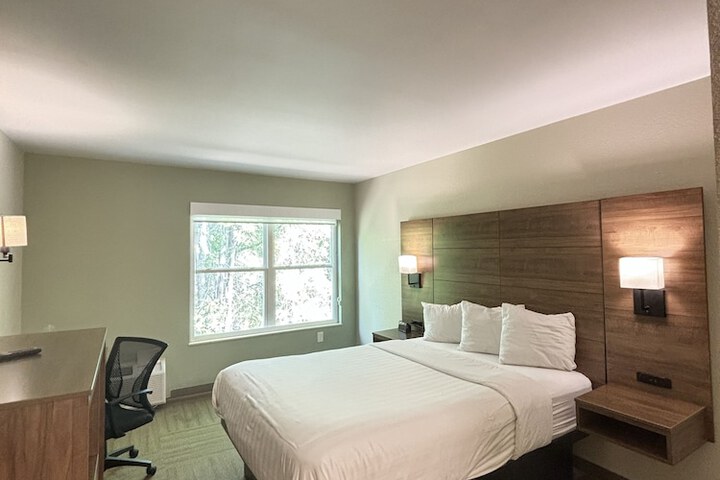 1 Queen Bed (2 of 8)
