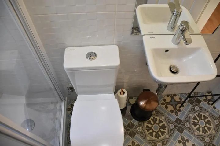 Room 8 of 18