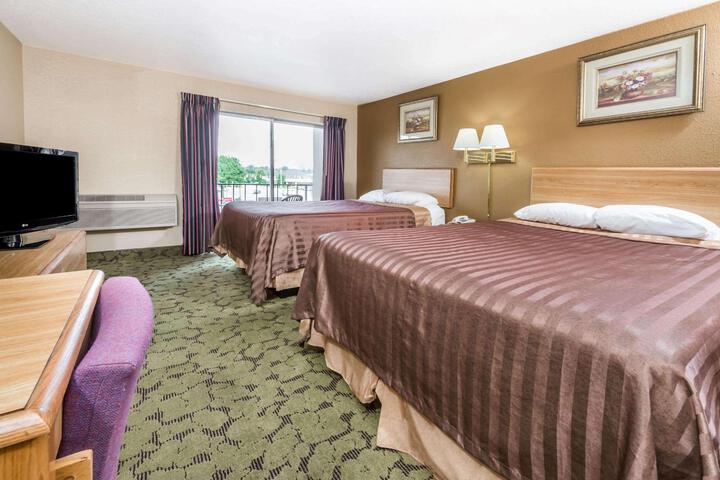 2 Queen Beds (1 of 15)