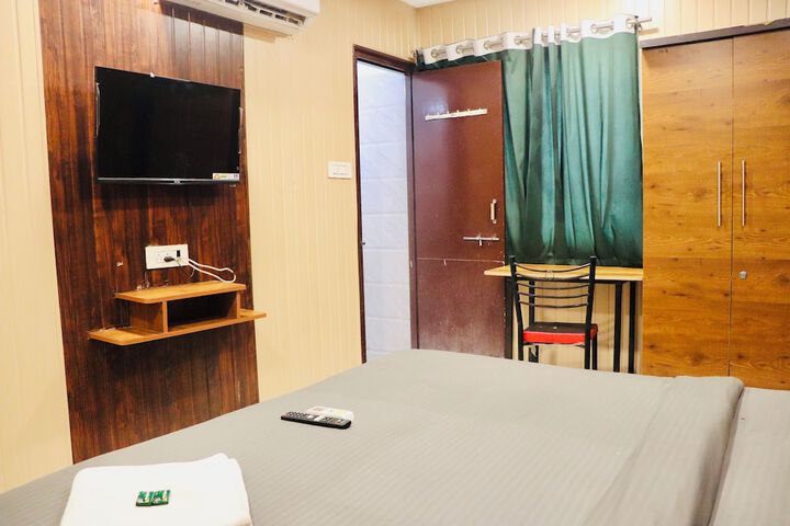Room 9 of 33