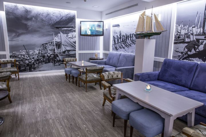Lounge 52 of 65
