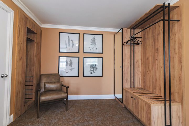 1 Queen Bed (3 of 13)
