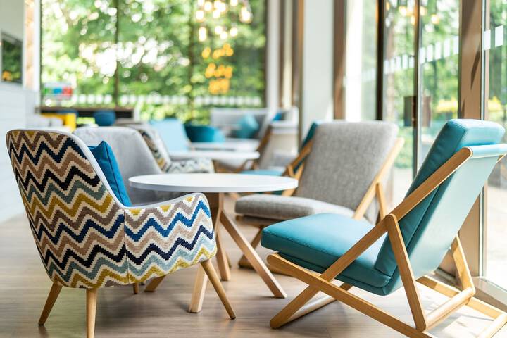 Lounge 62 of 82