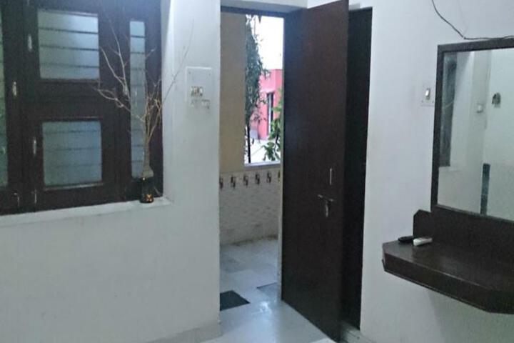 Room 4 of 6