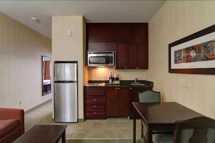 1 King Accessible Comm Assist Roll in Shower Microwave, Refrigerator WiFi Full Breakfast (24 of 25)