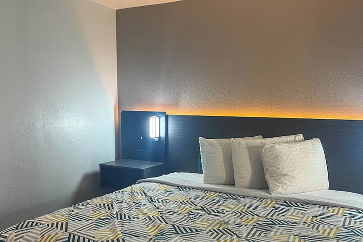 Room 3 of 86