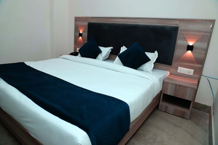 Room 12 of 25