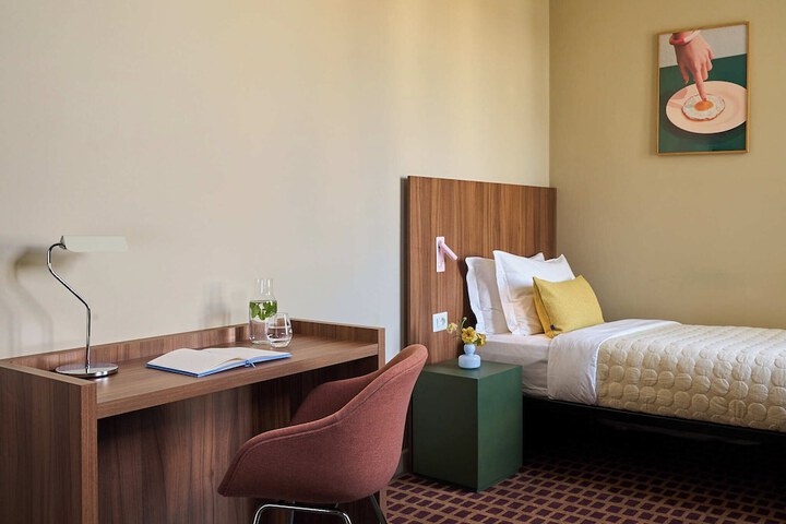 Room 6 of 47