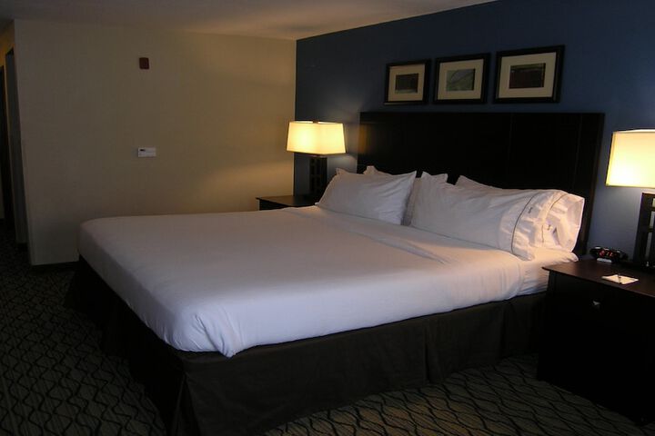 1 King Bed (5 of 11)
