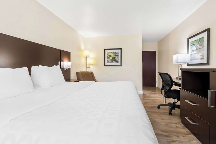 1 King Bed Microwave and Refrigerator WiFi Full Breakfast (5 of 9)