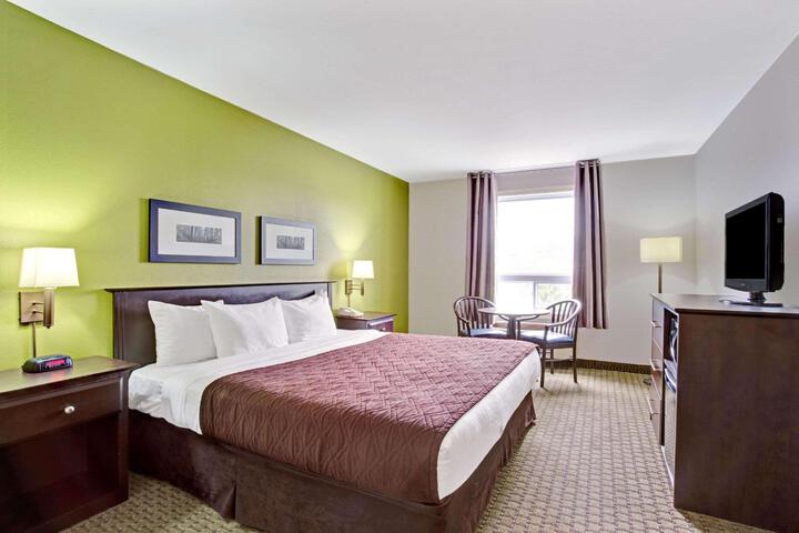 1 Queen Bed Accessible Room (2 of 32)
