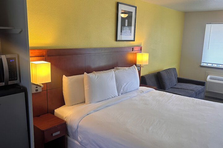 Lakeshore Inn Water Front in Moses Lake, WA