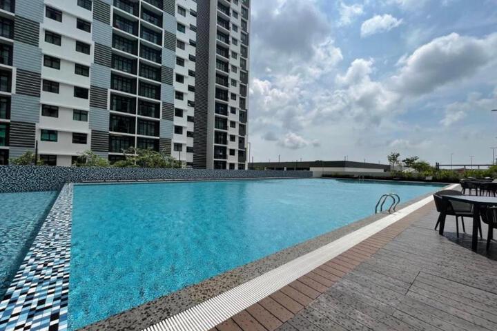 Maryam homestay at desaru + netflix disney plus