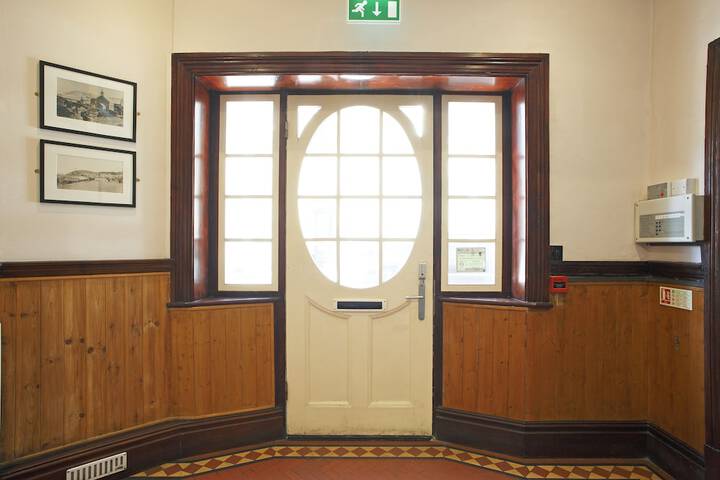Ballroom/Hall 48 of 64