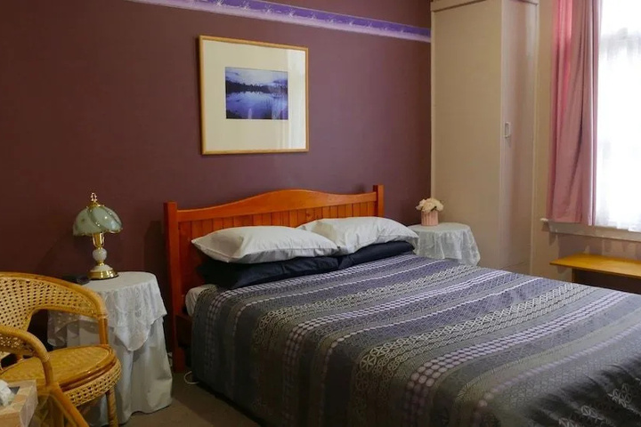 Room 4 of 11
