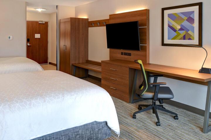 2 Queen Beds (7 of 15)